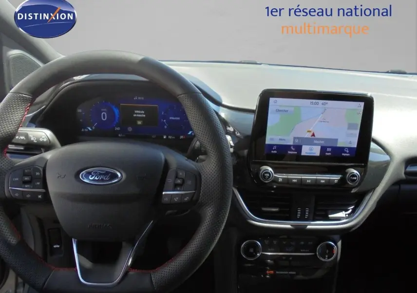 Vue intérieure du tableau de bord du Ford Puma gris Solar Metal 2022, avec volant multifonction et écran tactile central affichant la navigation.