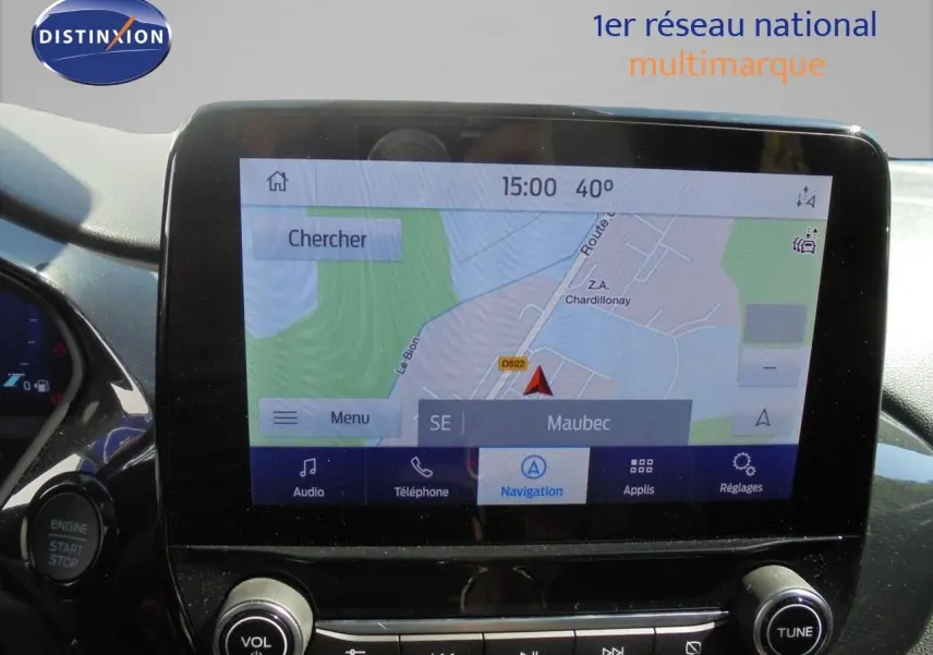 Vue intérieure centrée sur l'écran tactile de navigation du Ford Puma gris Solar Metal, affichant une carte et commandes multimédia.