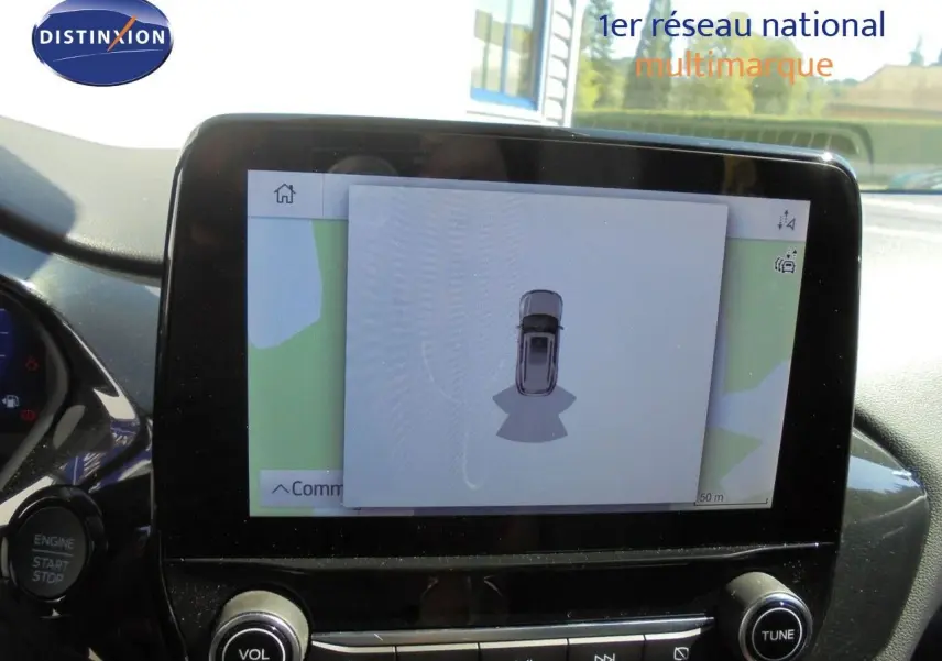 Écran tactile intérieur du Ford Puma 2022 montrant l’aide au stationnement avec vue aérienne du véhicule gris solar metal.
