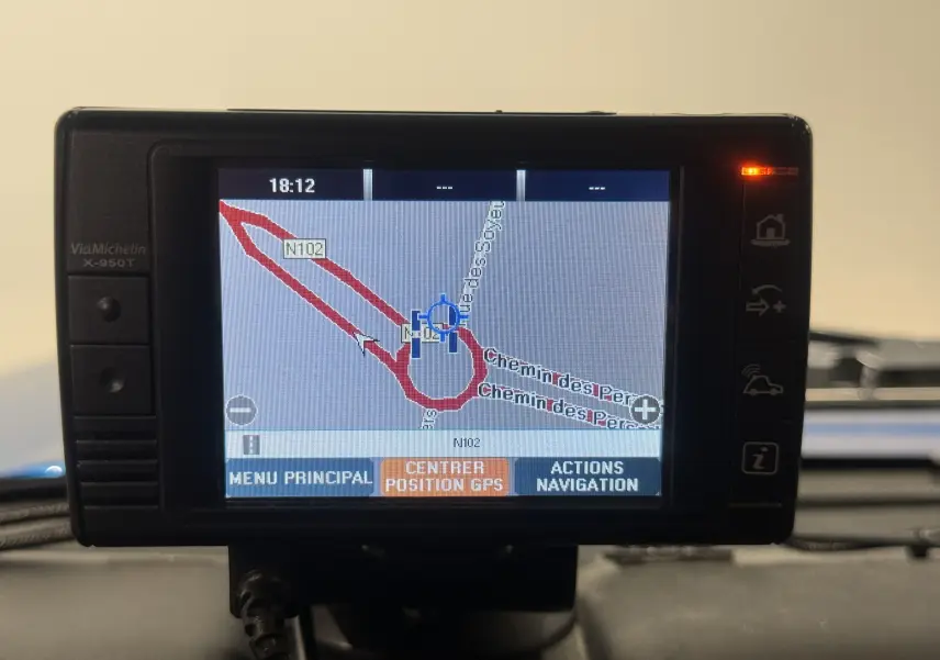 Écran GPS ViaMichelin en gros plan installé sur le tableau de bord du Suzuki Jimny bleu, version 2021, affichant une carte routière.