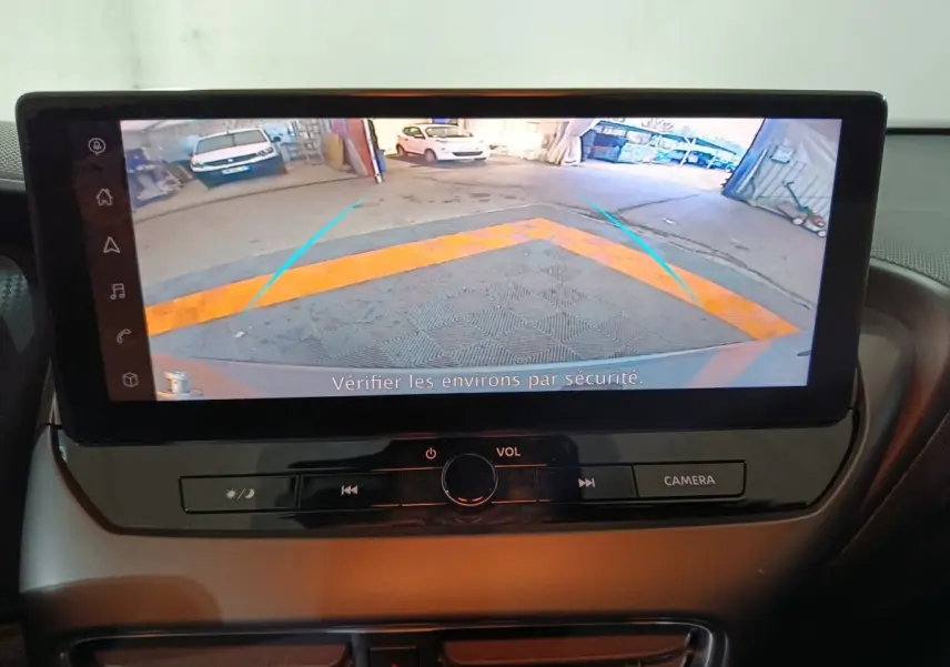 Écran tactile central du Nissan Juke 2025 affichant la caméra de recul avec guidage de trajectoire en bleu.