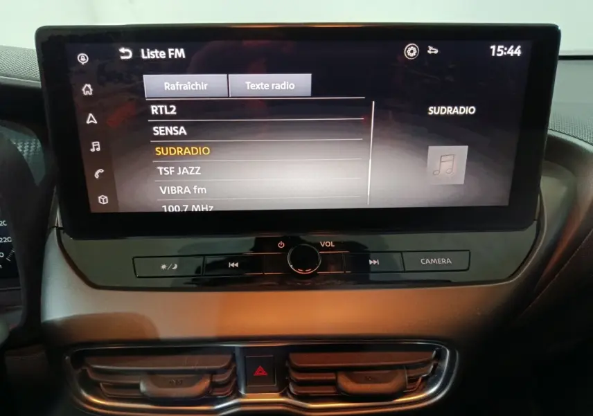 Vue rapprochée de l’écran tactile central du Nissan Juke 2025 affichant la liste des radios FM.