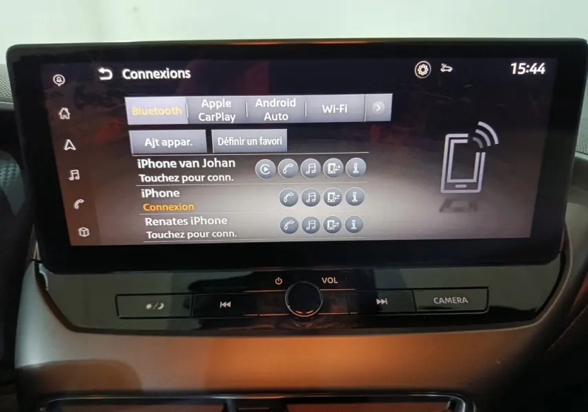 Écran tactile central du tableau de bord du Nissan Juke gris foncé, affichant les options de connexion Bluetooth et Apple CarPlay.