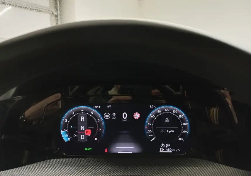 Vue rapprochée du tableau de bord numérique de la Volkswagen Golf 1.5 eTSI 150 DSG7 R-Line Edition affichant la vitesse à 0 km/h.