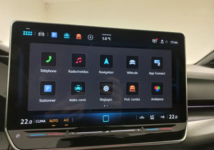 Écran tactile central de la Volkswagen Golf 2025 affichant les menus de navigation et aides à la conduite.