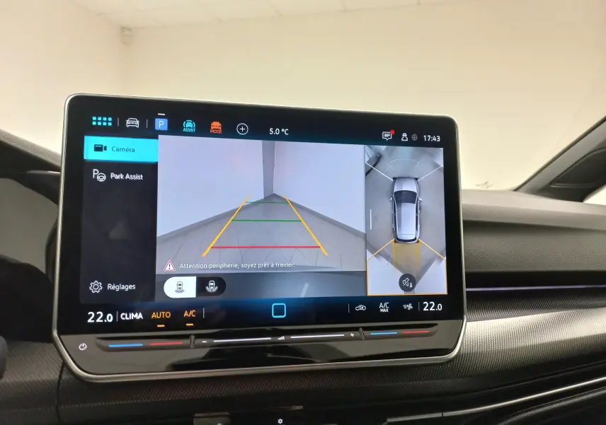 Écran central affichant la caméra 360° avec vue arrière et vue aérienne de la Volkswagen Golf argent dolomite.