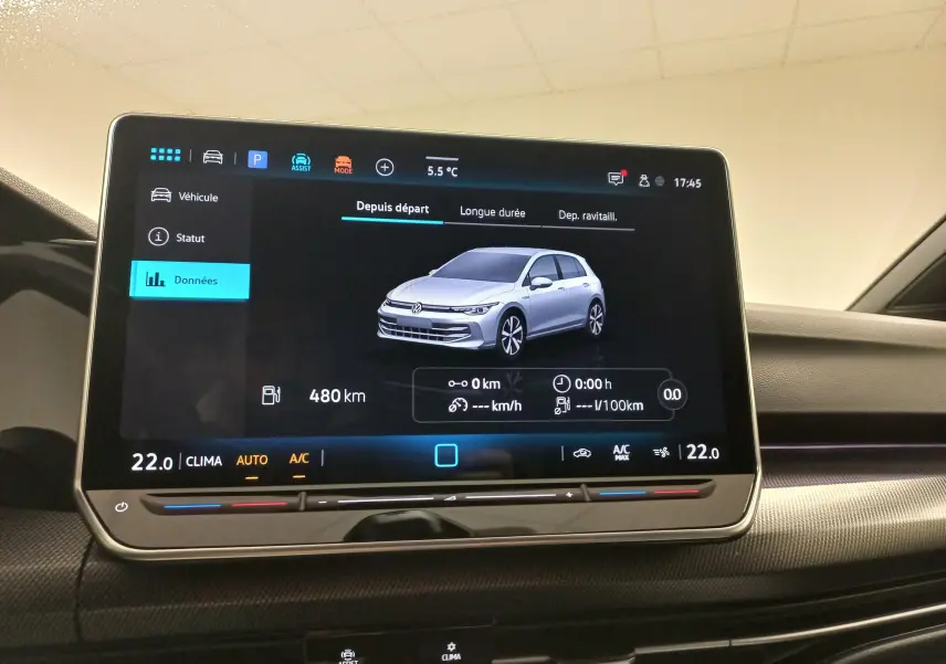 Écran tactile intérieur affichant une Volkswagen Golf 1.5 eTSI argent dolomite vue de profil droit en 3D.