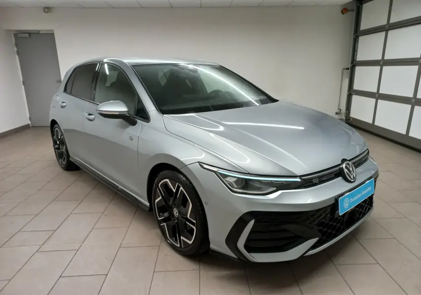 Volkswagen Golf 1.5 eTSI R-Line argent dolomite vue 3/4 avant avec jantes noires et phares LED fins.