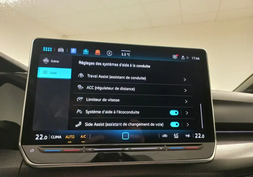 Écran tactile intérieur de la Volkswagen Golf 2025 affichant les réglages d’aide à la conduite.