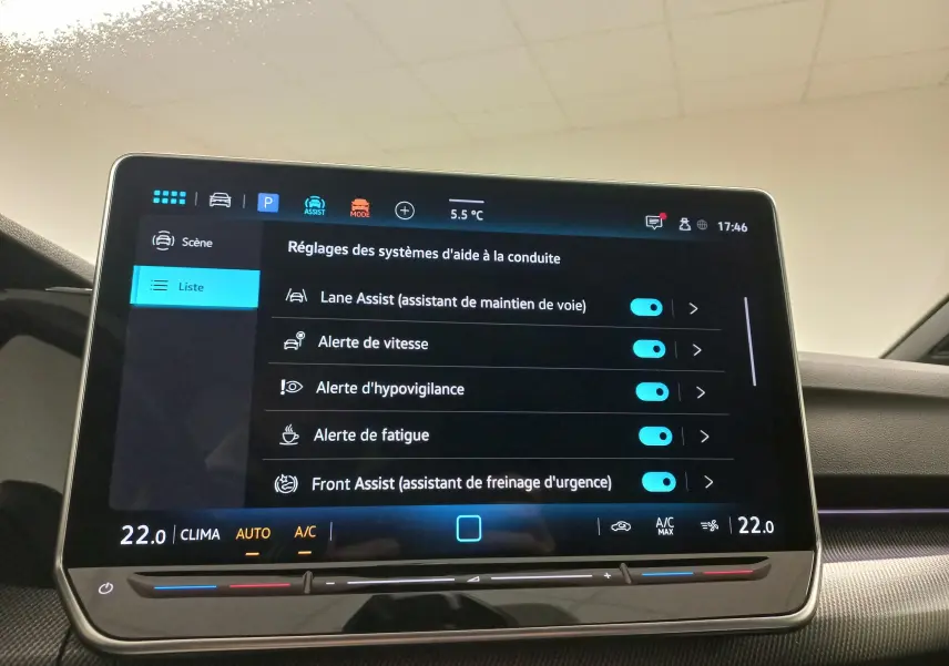 Écran tactile intérieur affichant les réglages d’aide à la conduite sur Volkswagen Golf 1.5 eTSI argent dolomite.