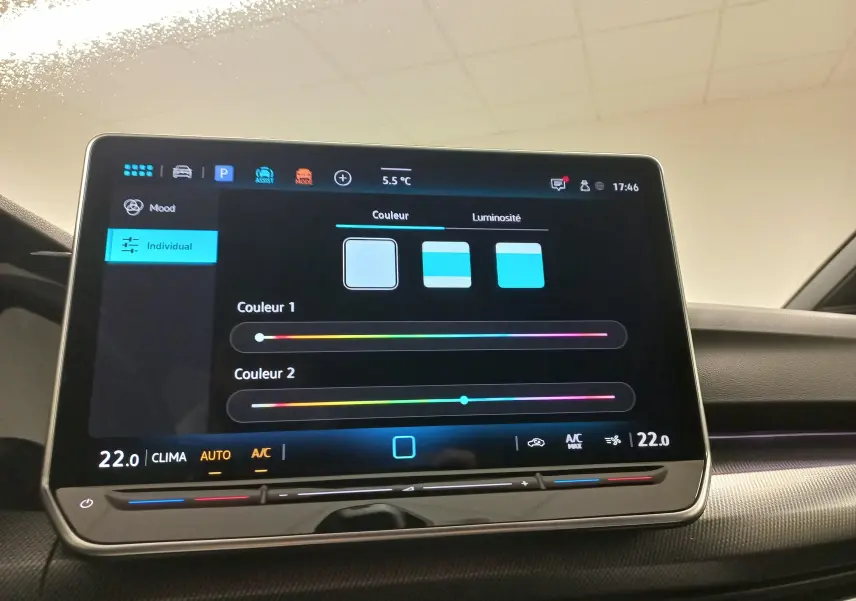 Écran tactile intérieur de la Volkswagen Golf 1.5 eTSI 150 DSG7 R-Line Edition affichant le réglage des couleurs d'ambiance.
