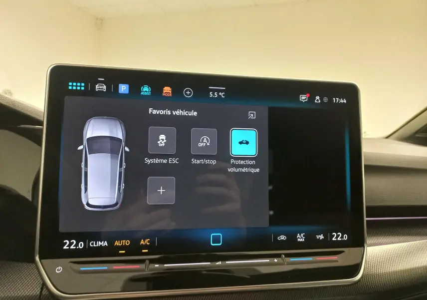 Écran tactile intérieur de la Volkswagen Golf 1.5 eTSI R-Line 2025 affichant les options de sécurité et la température à 22°C.