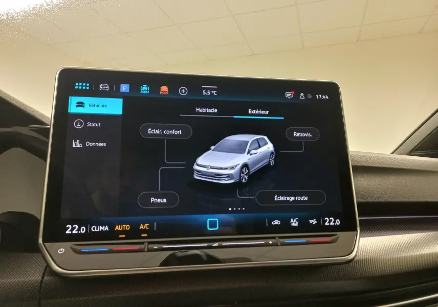 Écran tactile intérieur montrant la Volkswagen Golf 1.5 eTSI argent dolomite en vue 3/4 avant sur interface véhicule.