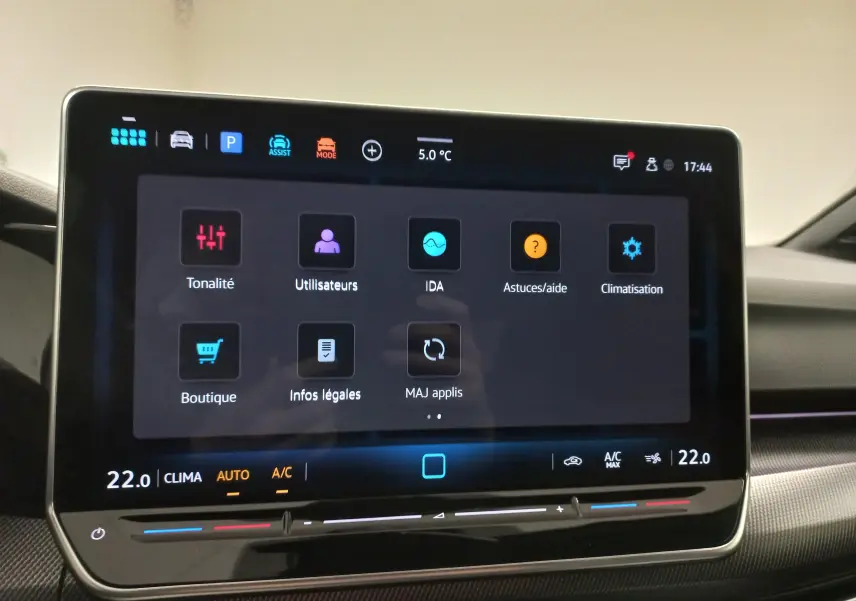 Écran tactile central de la Volkswagen Golf 1.5 eTSI R-Line Edition 2025 affichant les réglages climatisation et options connectées.