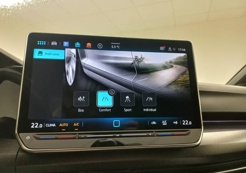 Écran tactile intérieur de la Volkswagen Golf 2025 affichant les modes de conduite et la caméra 360° en vue latérale.