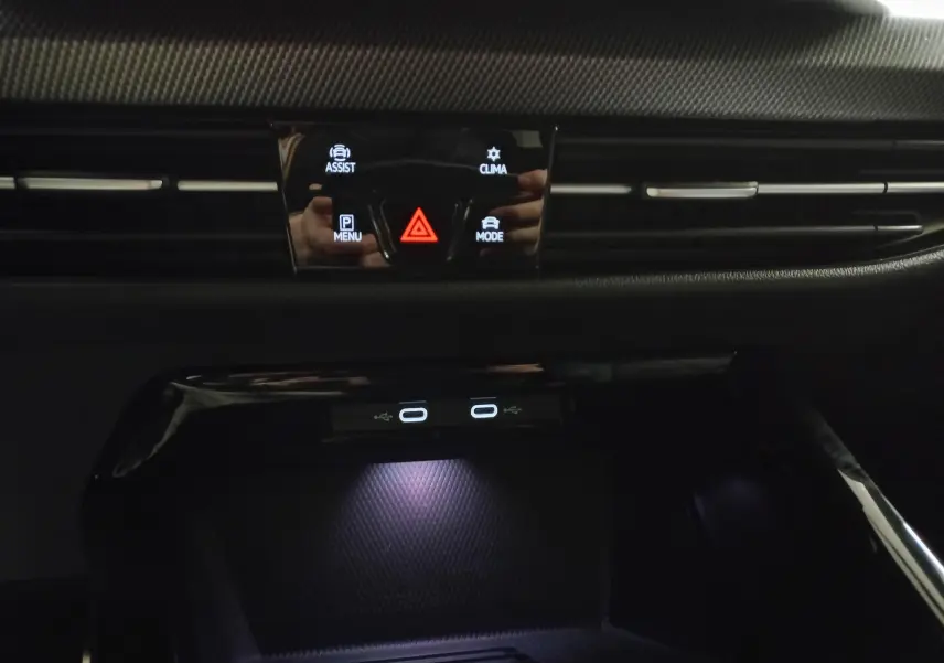 Vue rapprochée du tableau de bord noir de la Volkswagen Golf 1.5 eTSI 150 DSG7 R-Line Edition avec commandes tactiles éclairées.