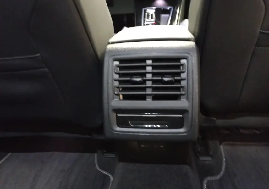 Détail de la console centrale arrière avec bouches d'aération et ports USB dans une Volkswagen Golf 1.5 eTSI R-Line 2025.