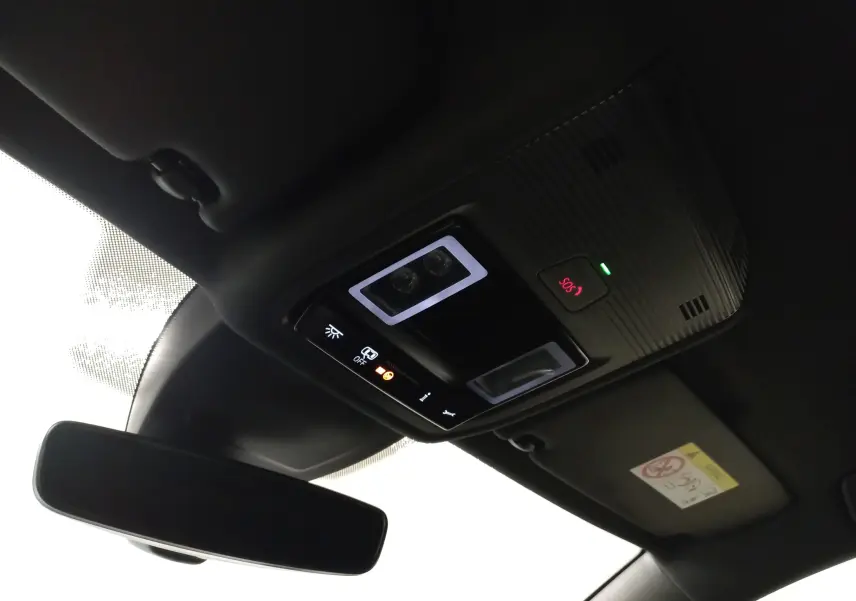 Vue intérieure du plafonnier avec commandes lumineuses et miroir intérieur d'une Volkswagen Golf 1.5 eTSI 150 DSG7 R-Line Edition.