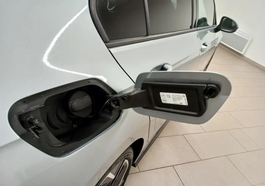 Vue rapprochée du côté gauche arrière d’une Volkswagen Golf argent Dolomite avec trappe à carburant ouverte.