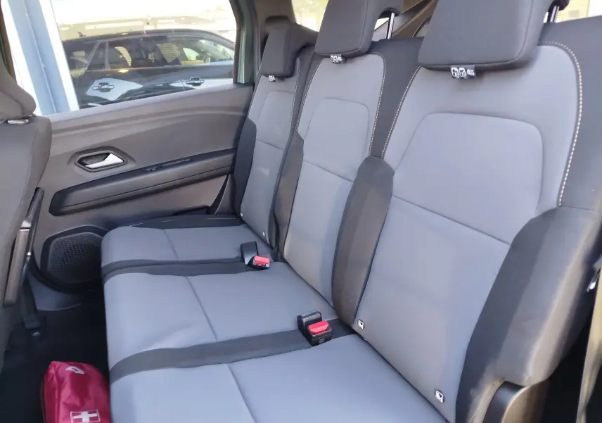 Vue intérieure côté droit des sièges arrière gris et noirs du Dacia Jogger 2026, avec ceinture rouge visible.