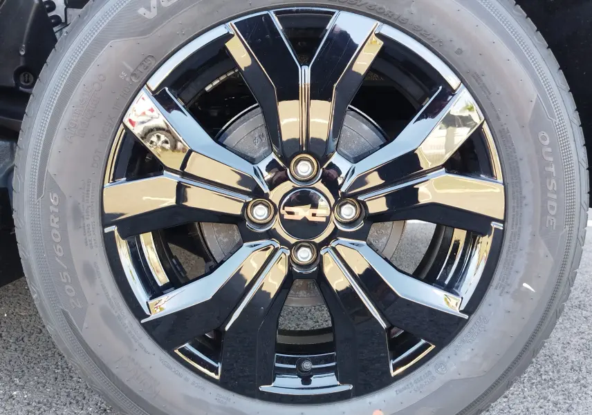 Gros plan sur la jante noire brillante à 5 doubles branches du Dacia Jogger 2026, avec logo central visible.