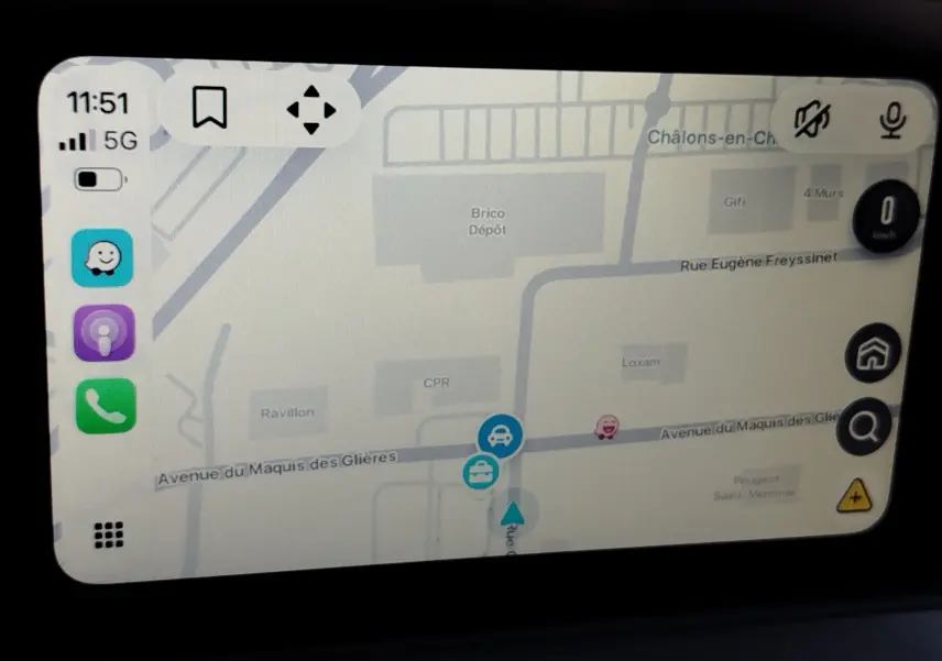 Écran tactile du GPS intérieur du Dacia Jogger 2026 montrant une carte de navigation en mode jour.