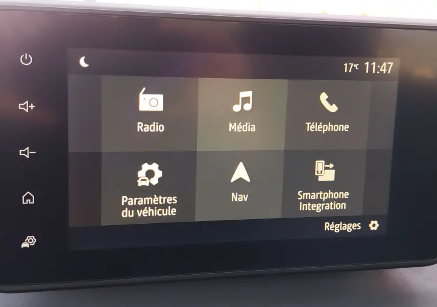 Écran tactile central de la Dacia Jogger 2026 affichant les options Radio, Média, Téléphone, Navigation et Paramètres véhicule.