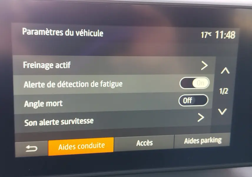 Écran tactile intérieur du Dacia Jogger 2026 affichant les paramètres d’aides à la conduite.