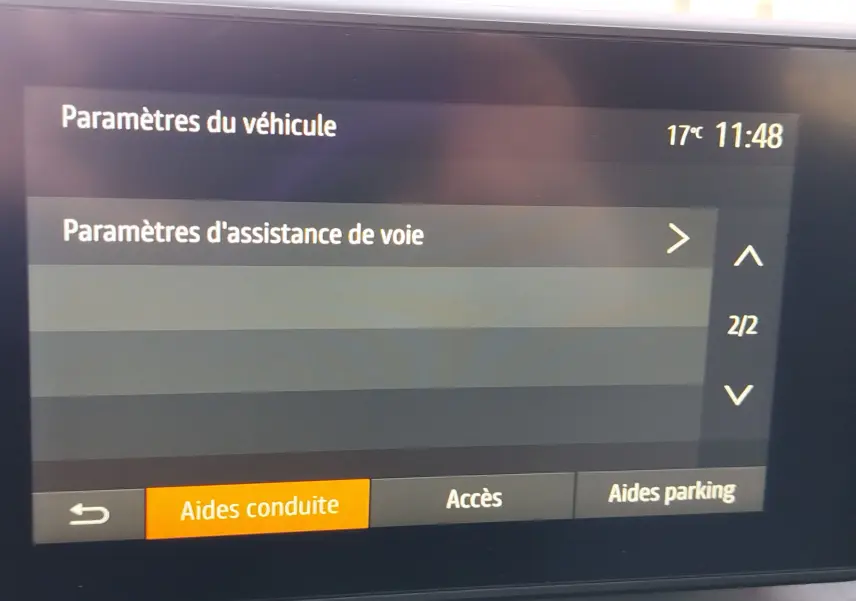 Écran tactile intérieur du Dacia Jogger affichant les paramètres d'assistance de voie, interface en français.