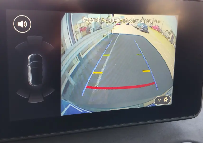 Affichage de la caméra de recul du Dacia Jogger vert cèdre, montrant l'arrière avec les lignes d'aide au stationnement.