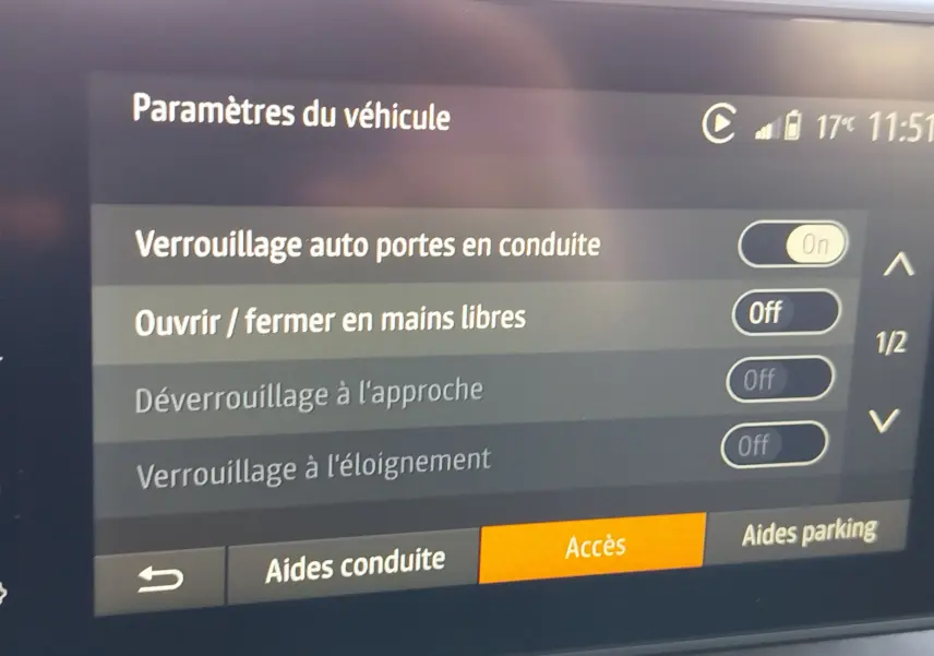 Écran tactile intérieur du Dacia Jogger affichant les paramètres de verrouillage des portes en conduite.