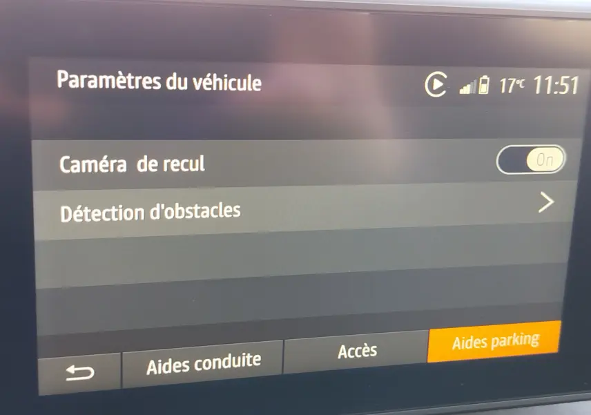 Écran de réglages du véhicule Dacia Jogger 2026 montrant l'activation de la caméra de recul et la détection d'obstacles.