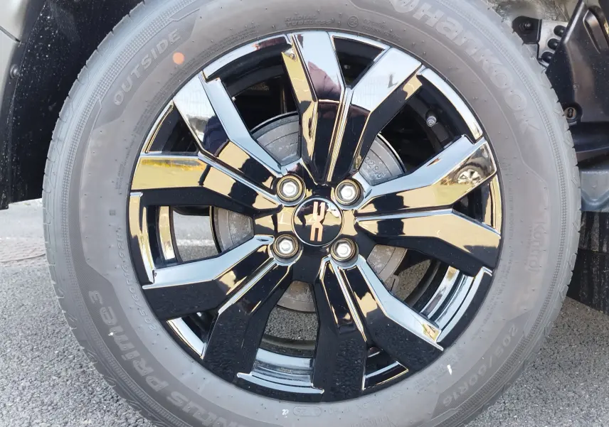 Gros plan sur la jante noire brillante du Dacia Jogger 2026, mettant en valeur le logo central et le pneu Hankook.