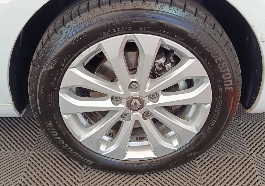 Gros plan sur la roue avant droite blanche d'une Renault ZOE Zen R135 2021 avec jante alliage et pneu Bridgestone.