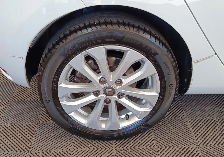 Gros plan sur la roue arrière droite de la Renault ZOE blanche, jante alliage et pneu Michelin visible.