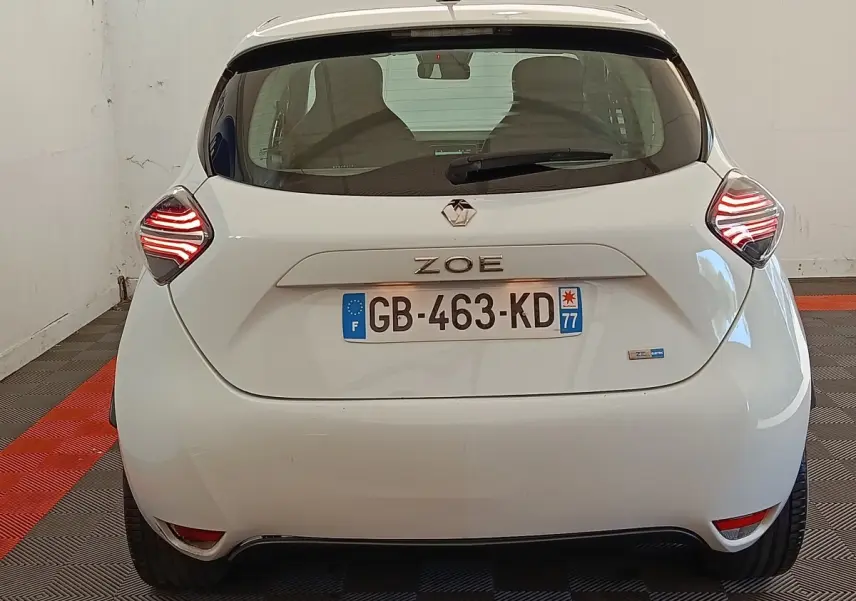 Vue arrière d'une Renault ZOE blanche de 2021 avec feux LED distinctifs et plaque d'immatriculation française.