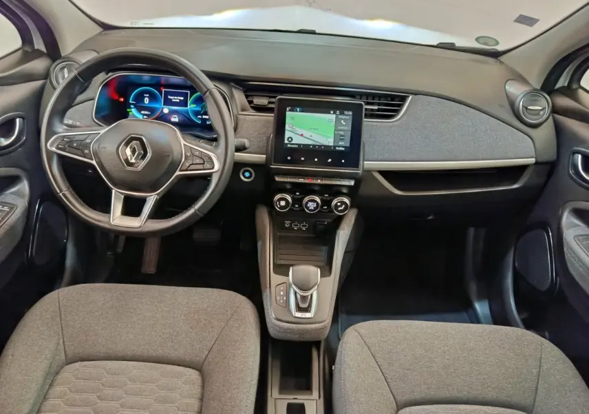 Vue intérieure avant de la Renault ZOE Zen 2021, avec tableau de bord numérique et écran tactile central.