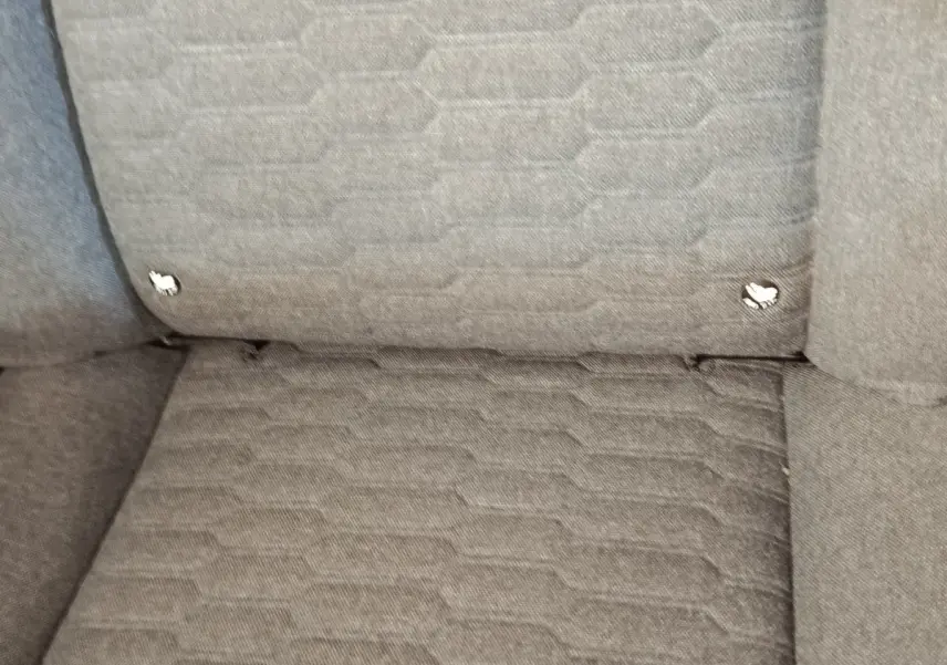 Gros plan sur la banquette arrière grise de la Renault ZOE Zen R135 2021, tissu texturé avec points Isofix visibles.