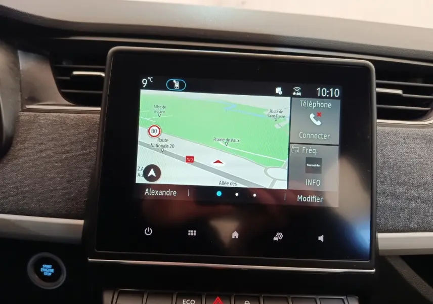 Écran tactile central du tableau de bord de la Renault ZOE Zen R135 2021, affichant la navigation GPS.