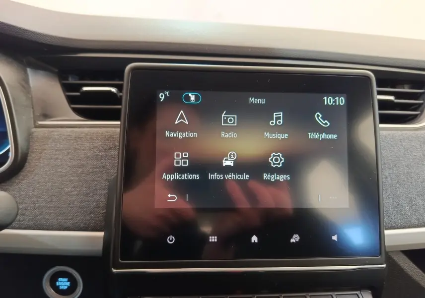Écran tactile central de la Renault ZOE Zen 2021 affichant le menu principal avec navigation et téléphone.