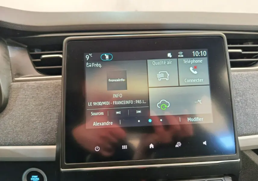 Écran tactile central de la Renault ZOE Zen 2021 montrant l’interface multimédia avec commandes climatisation et téléphone.