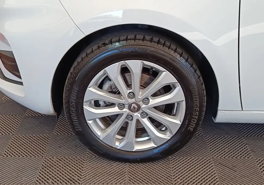 Gros plan sur la roue arrière droite de la Renault ZOE blanche, avec jante alliage et pneu Bridgestone visible.