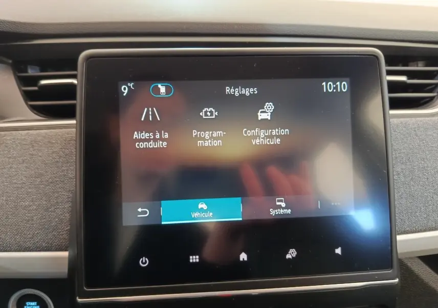 Écran tactile central de la Renault ZOE Zen 2021 affichant le menu Réglages, vue intérieure frontale.