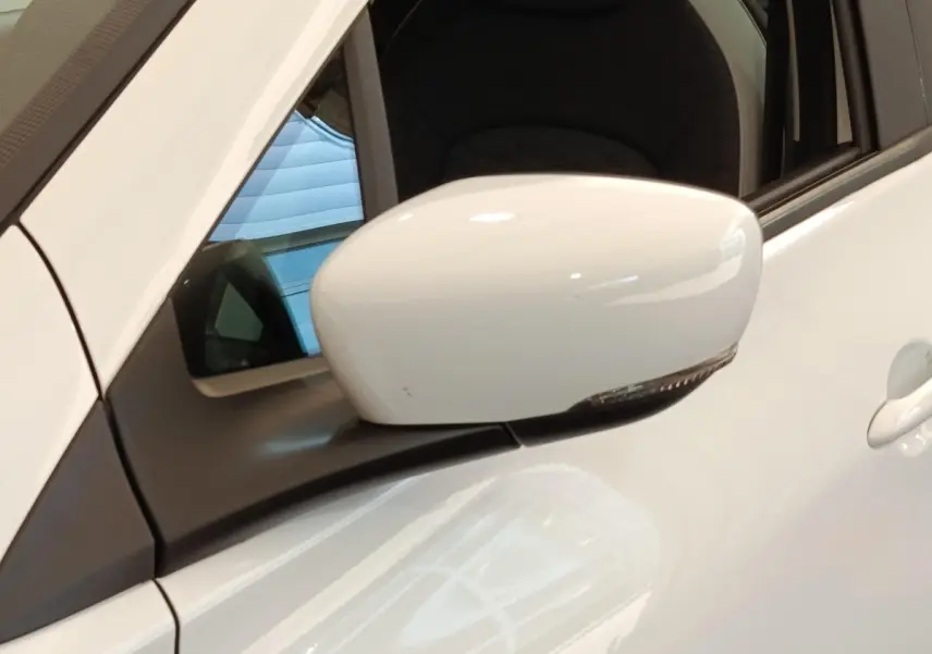 Rétroviseur blanc côté gauche de la Renault ZOE Zen R135 2021, avec clignotant intégré, vue rapprochée.