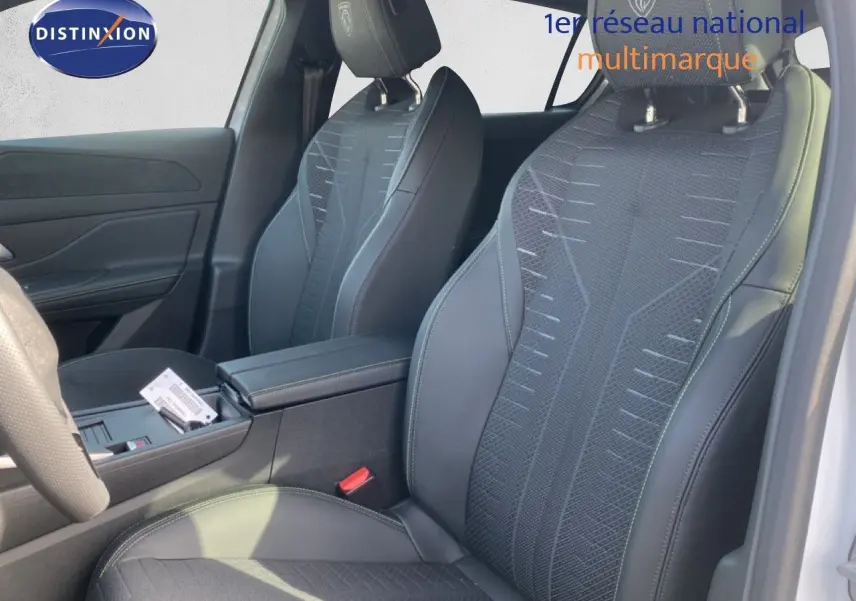 Vue intérieure côté droit des sièges avant noirs en tissu et cuir de la Peugeot 308 Hybrid 145ch GT 2026.