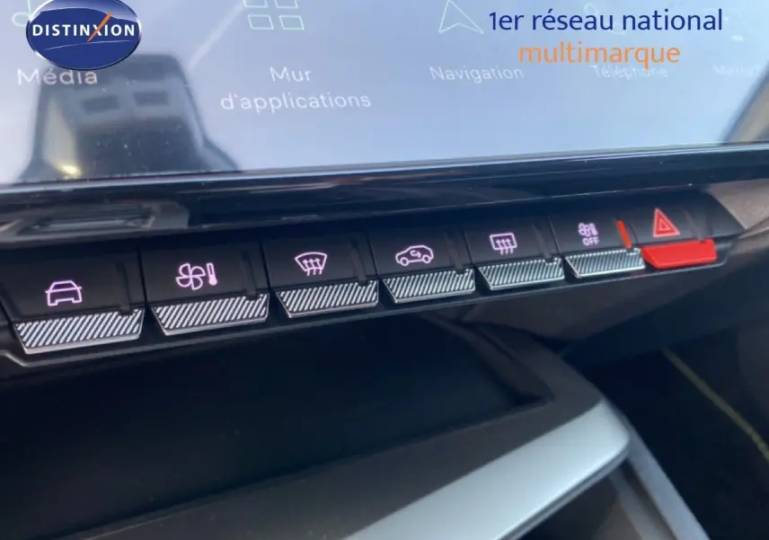 Gros plan sur les commandes tactiles éclairées du tableau de bord de la Peugeot 308 Hybrid blanche, avec bouton d’alerte rouge.