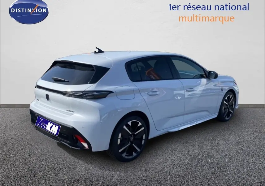 Peugeot 308 Hybrid blanc Okenite métal vue 3/4 arrière droit, jantes noires et vitres teintées.