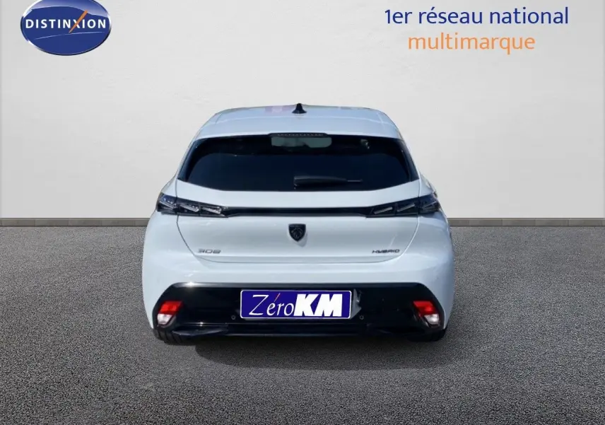Vue arrière d'une Peugeot 308 Hybrid blanche Okenite Metal, avec feux effilés et logo central noir.