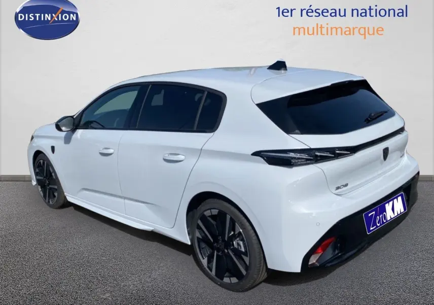 Vue 3/4 arrière droite d'une Peugeot 308 Hybrid blanche Okenite avec jantes noires et vitres teintées.