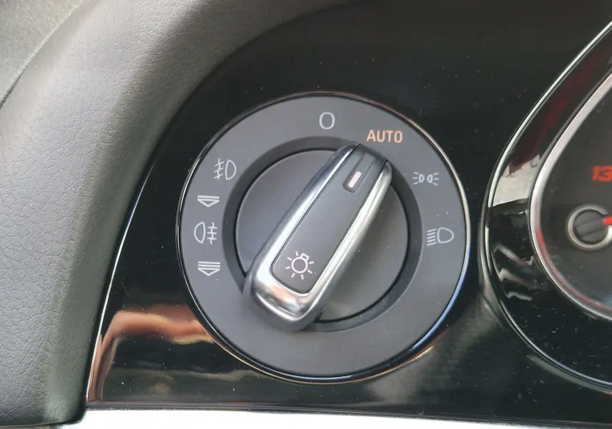 Gros plan sur le sélecteur de phares noir brillant de l'Audi RS6 Avant 2009, avec réglage sur mode automatique.